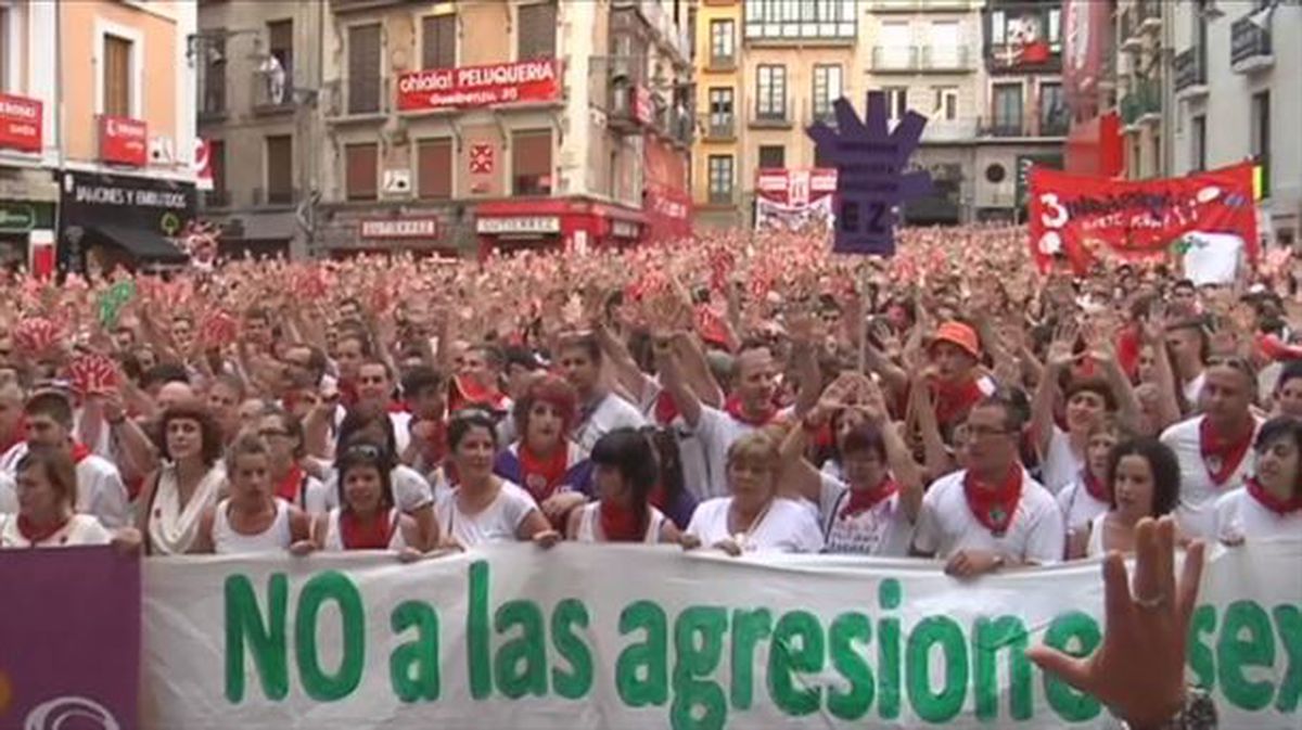 Protesta contra las agresiones sexistas en Pamplona. Captura sacada de un vídeo de archivo de ETB. 