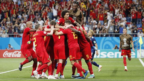 Los jugadores belgas celebrando el gol del triunfo. Foto: EFE