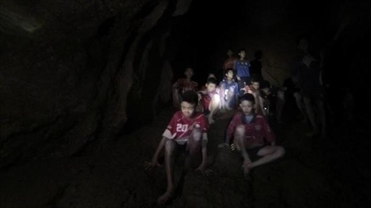 Los niños y su monitor podrían pasar meses en la cueva de Tailandia. Imagen: EiTB