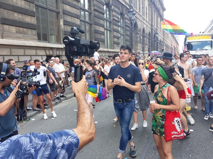 Pello Reparaz abeslari eta aurkezlea, grabaketa-lanetan. (Argazkia: EiTB)