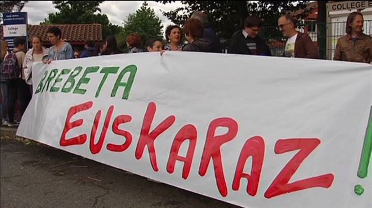 Alumnos de Iparralde piden realizar la selectividad en euskera. Foto de archivo: EiTB