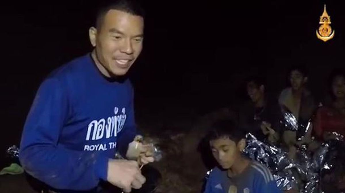 Varios soldados acompañan a los niños atrapados en la cueva tailandesa. Foto: EFE