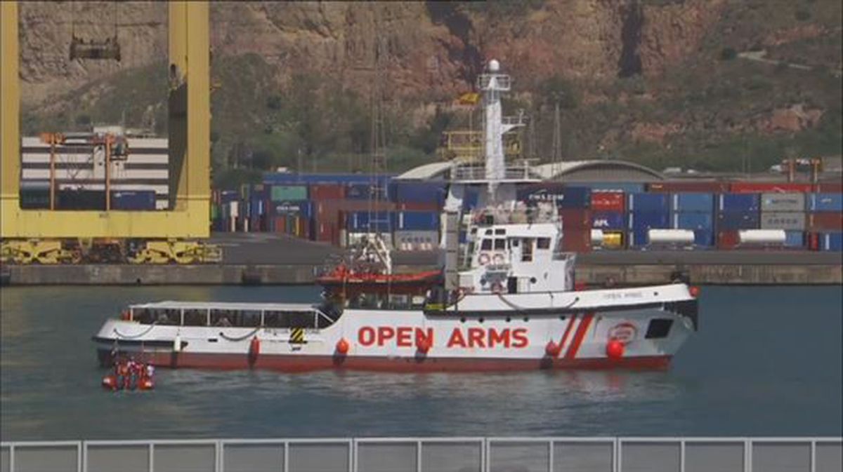 El buque 'Open Arms' llegando al puerto de Barcelona. 