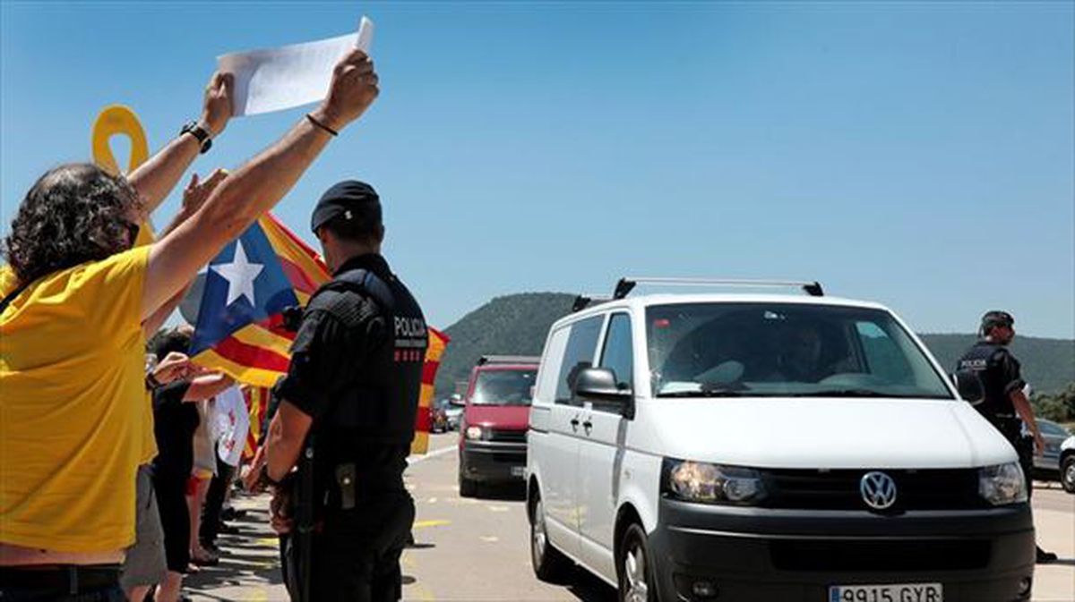 La llegada de Junqueras, Romeva, Sànchez y Cuixart a la cárcel de Lledoners. Foto: EFE