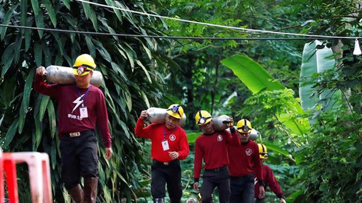 Equipos de rescate, en las inmediaciones de la cueva. Foto: EFE