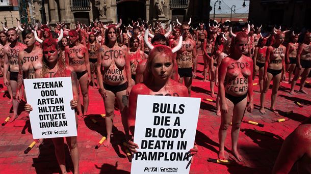 Una manada de 'toros' protesta en Pamplona para acabar con la tauromaquia
