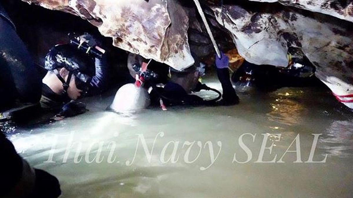 Buzos de los equipos de rescate en la cueva tailandesa. Foto: EFE