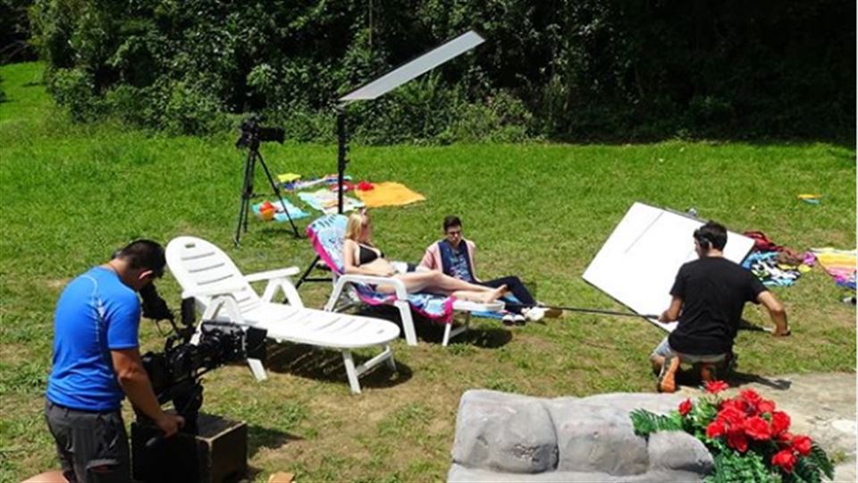 Naia eta Jontxu igerilekuan grabatzen