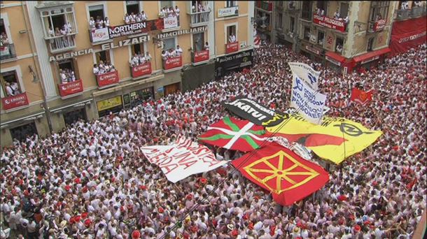 El nuevo Bando de Sanfermín prohibe las banderas grandes en el Chupinazo.Imagen del Chupinazo 2018. 