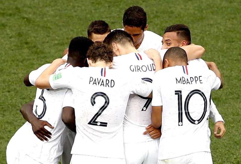 Frantziako jokalariak finalerdietarako sailkapena ospatzen Uruguari irabazi ostean (0-2). Argazkia: EFE