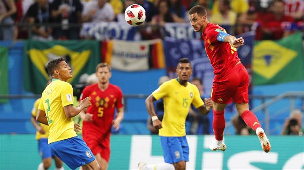 El belga Hazard vuela sobre la selección brasileña (1-2) / EFE.