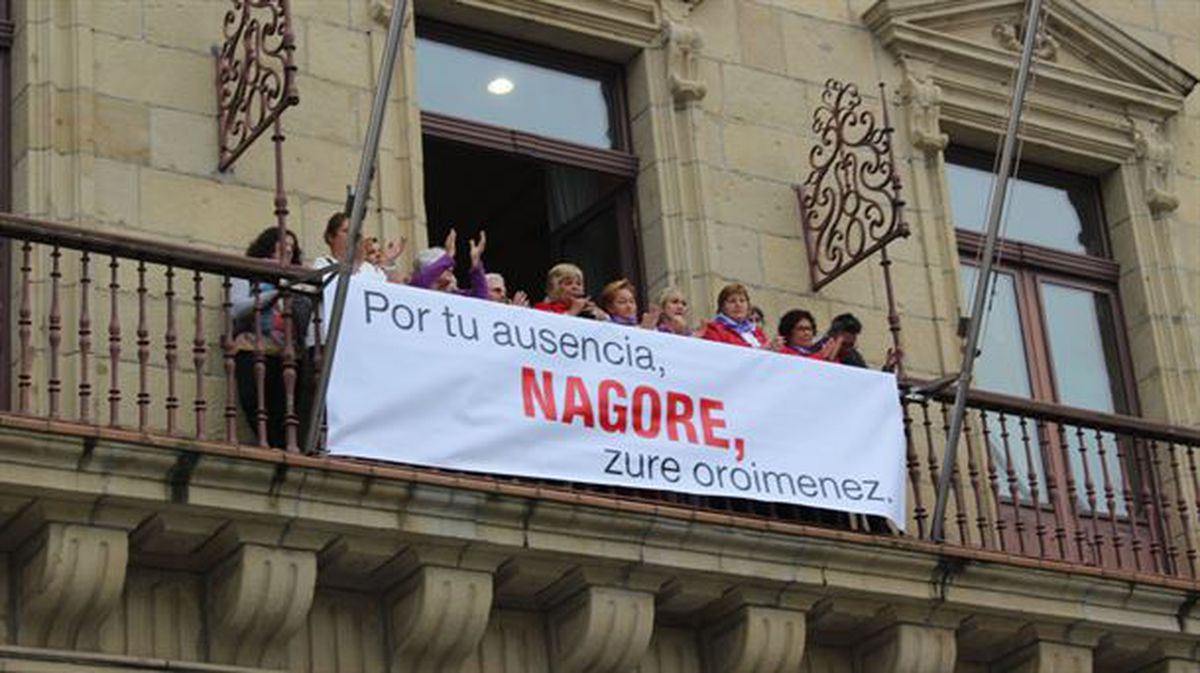Familiares de Nagore Laffage colocan una pancarta en el consistorio. Foto: Ayuntamiento de Irun