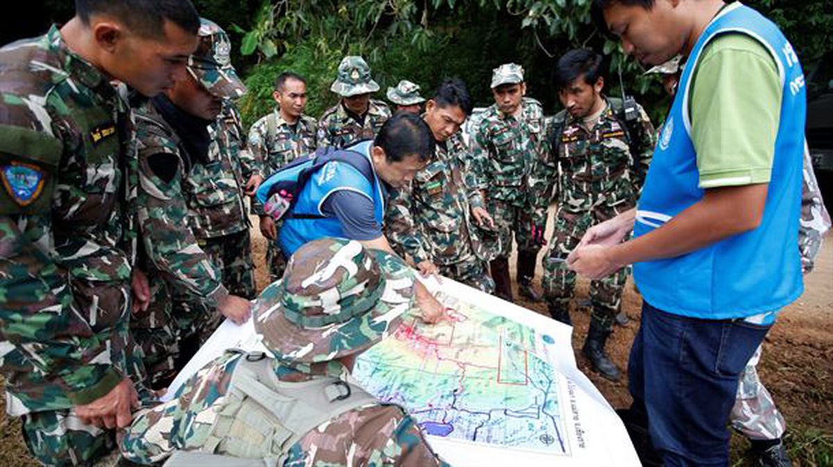 Los equipos de salvamento tailandeses examinan un mapa antes de proceder al rescate. EFE