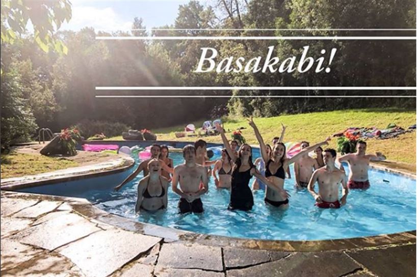 Aktoreak igerilekuan