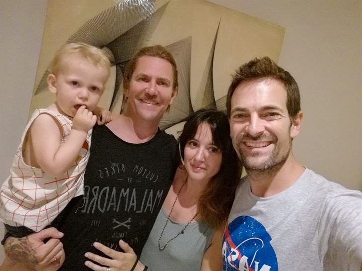 Nuestro getxotarra, con su mujer Elo y Thiago que tiene un año y medio y ha nacido en Bali