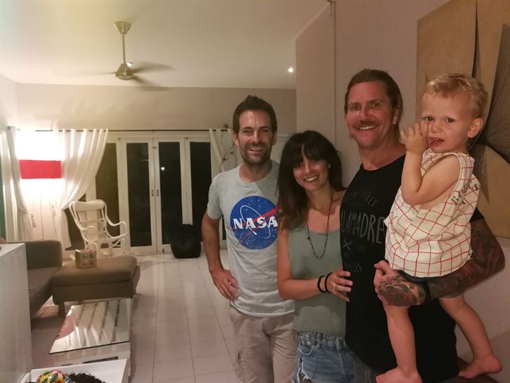 El reportero Roberto Vázquez juntoa Dirk y su familia