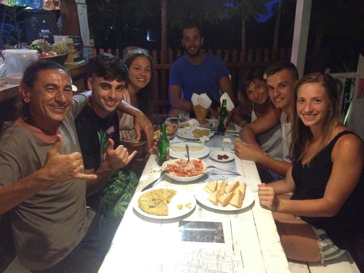 Antxon en su negocio junto a su sobrino, la novia de éste, un joevn gallego y una familia de Sopela (a la derecha)