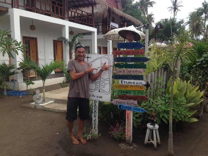 Antxon, de Loiola (Donosti) lleva un hotel de bungalows que se llama Ardi Beltza