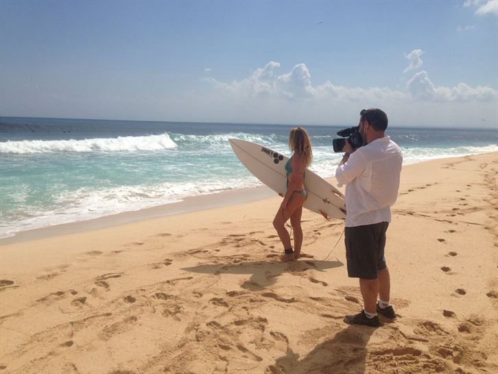 Mónica A Mónica le encanta el surf e intenta practicarlo a diario