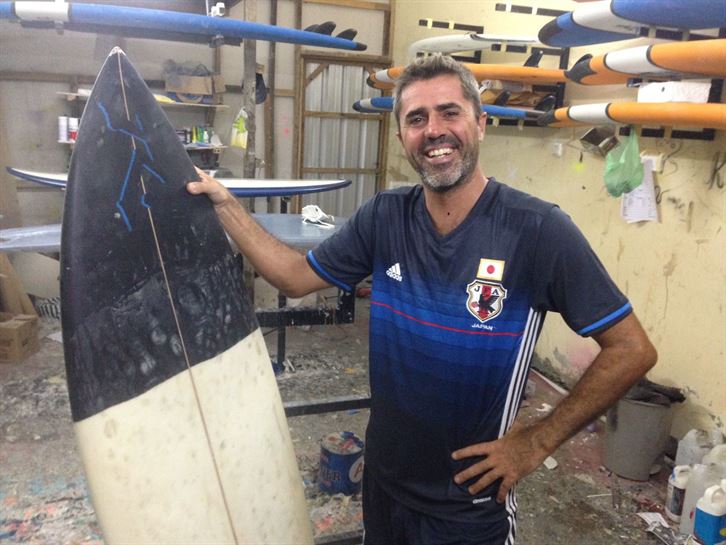 Eduardo es getxotarra y un loco del surf