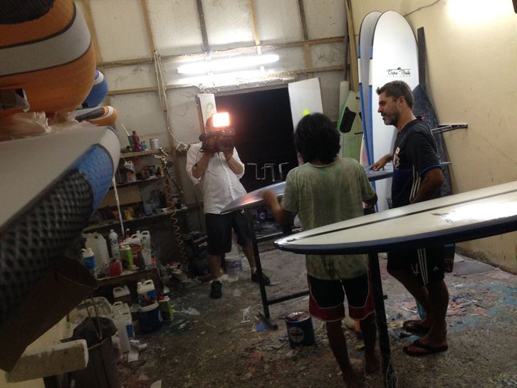 Eduardo lleva una pequeña tienda-taller de surf 