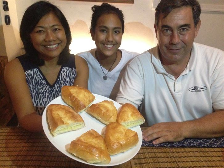 Jose y Nini junto a su hija pequeña Laura ¡y un platazo de bollos de mantequilla! Más de Bilbao y revienta...