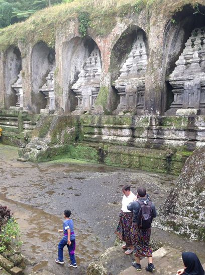 Accediendo al templo de Gunung Kawi