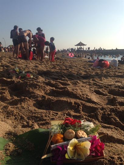 Playa de Sanur. Los balineses dejan ofrendas por todos los lados: carreteras, playas...