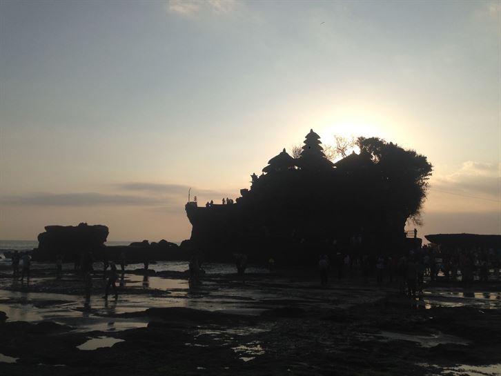 Atardecer en el templo de Tanah Lot, el Gaztelugatxe balinés