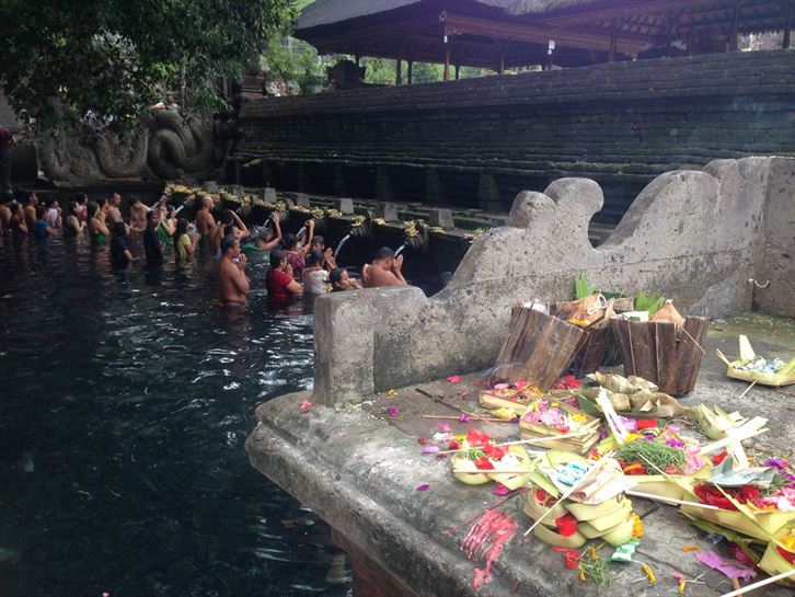 Templo de Tirta Empul. Los balineses van a purificarse con los chorros del manantial sagrado sobre el que se construyó el templo