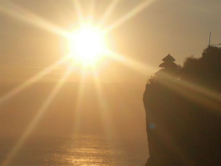 Atardecer en Uluwatu, un templo situado al borde de un acantilado de 70 metros de altura