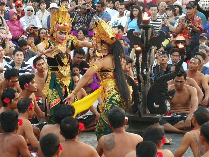 La tradicional danza Kecak cerca del templo de Uluwatu