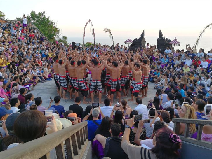 La tradicional danza Kecak cerca del templo de Uluwatu