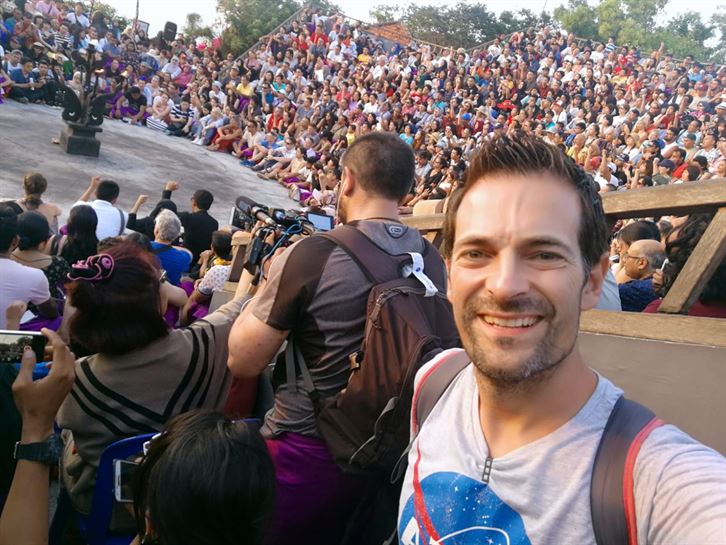 El reportero Roberto Vázquez asistió a la tradicional danza Kecak cerca del templo de Uluwatu