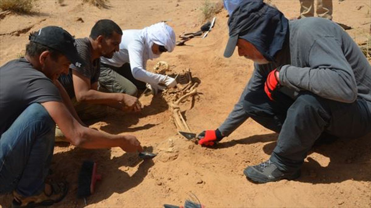 El antropólogo forense Francisco Etxeberria en el Sahara. Foto: AFAPREDESA