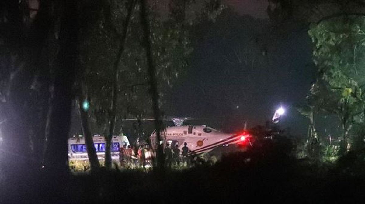 Thailandiako Poliziaren helikoptero bat, erreskatatutako azken umea garraiatzen. Argazkia: Efe. 