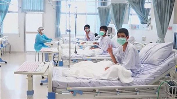 Los niños rescatados de la cueva de Tailandia se recuperan en el hospital