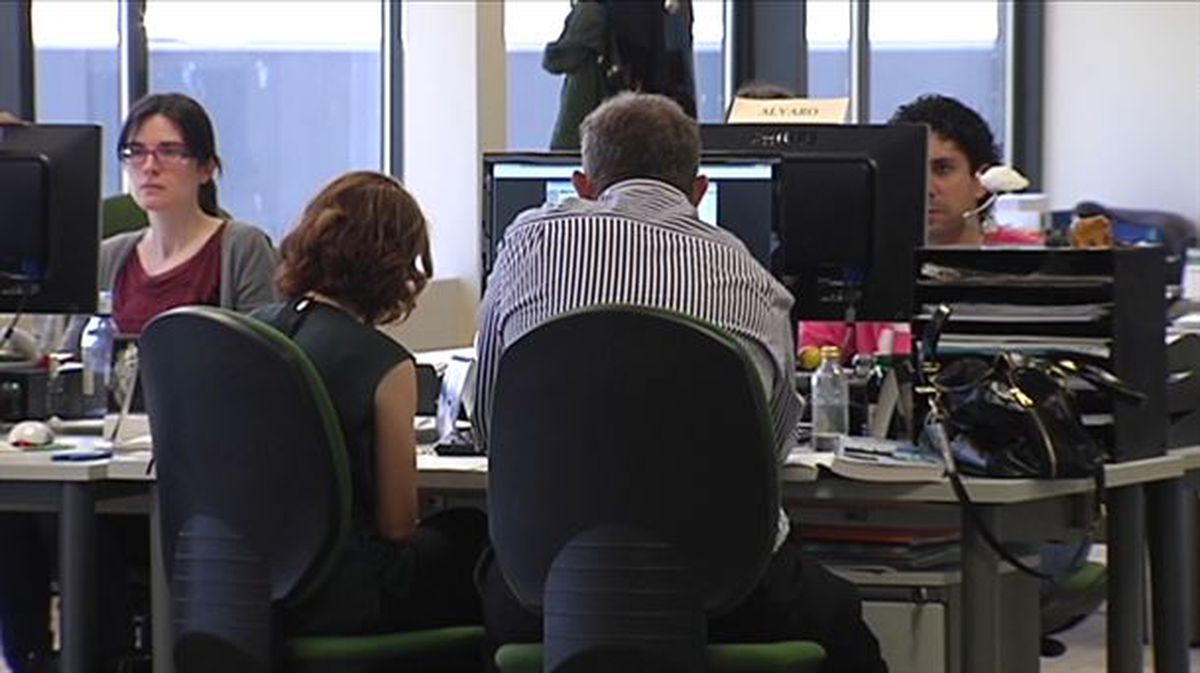 Varios trabajadores en una oficina. Foto sacada de un vídeo de ETB