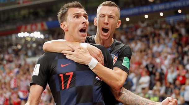 Mandzukic y Perisic celebran el segundo gol de Croacia. Foto: EFE