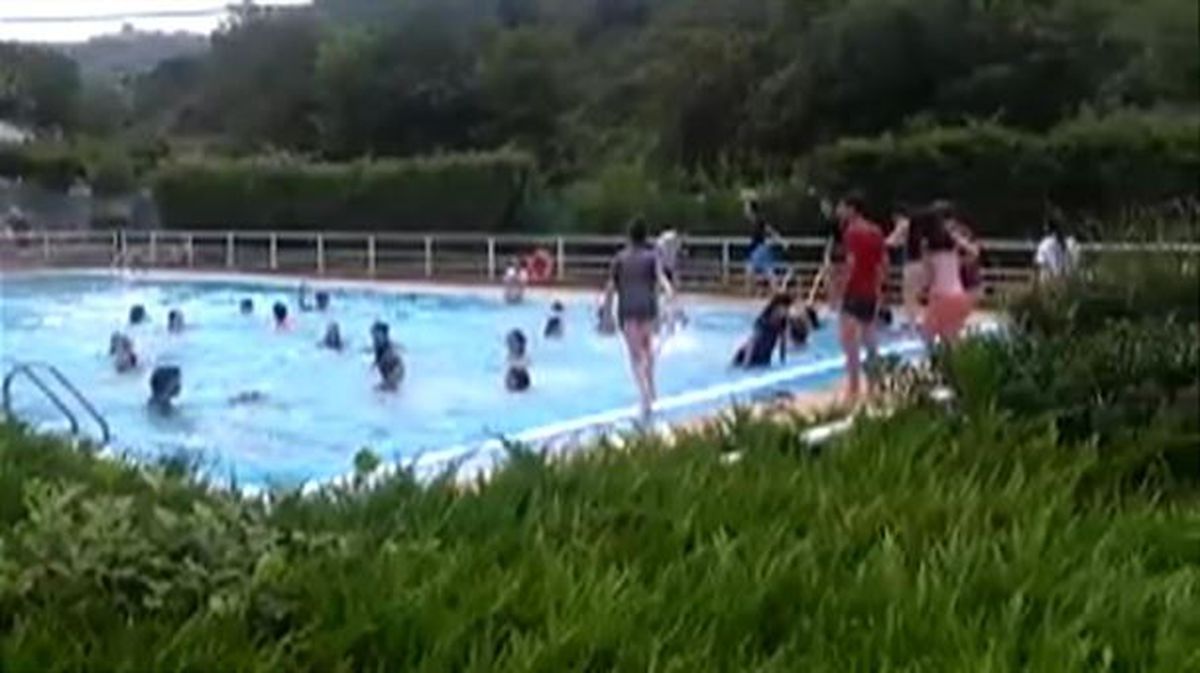 Momento en el que los menores saltan a la piscina. Foto: EiTB