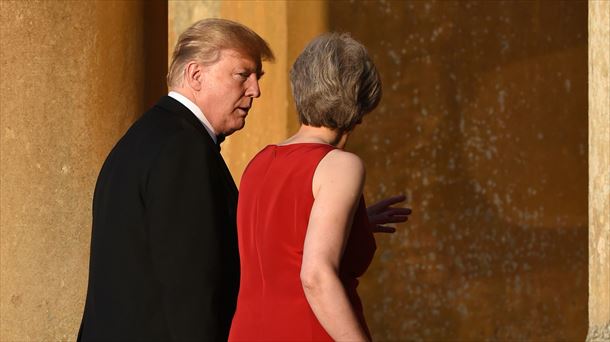 Trump y May charlan antes de la cena en el palacio de Blenheim. Foto: EFE