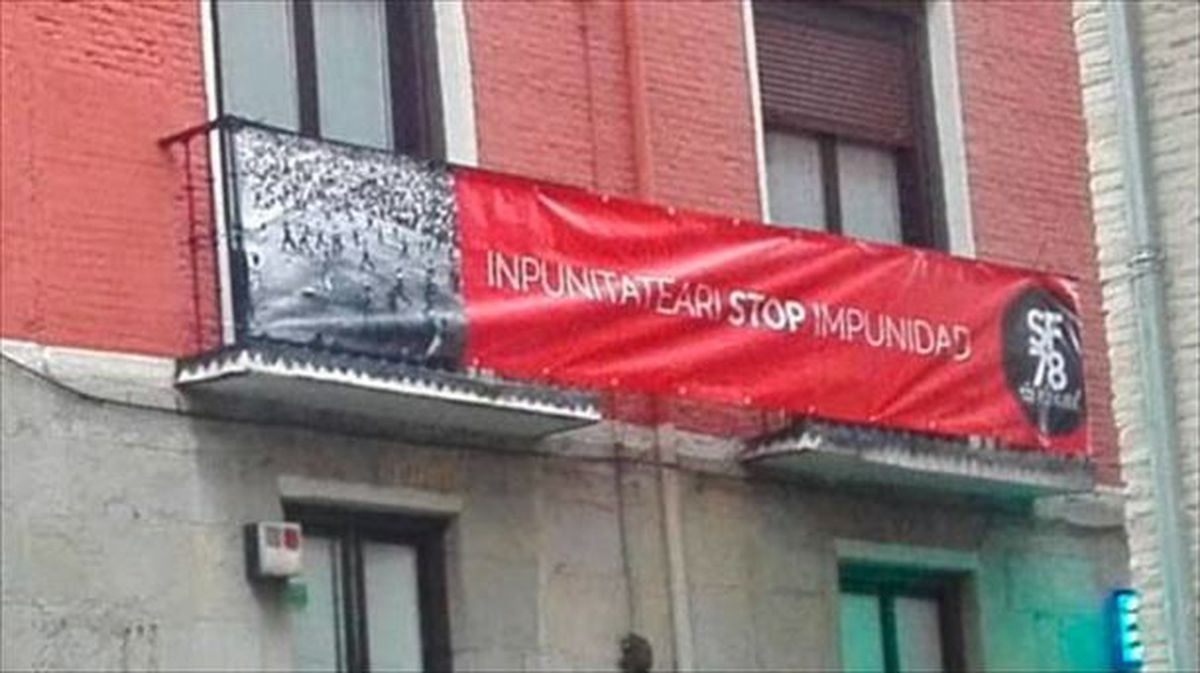 Una pancarta de denuncia en un balcón de Pamplona. Foto: Sanfermines 78 Gogoan