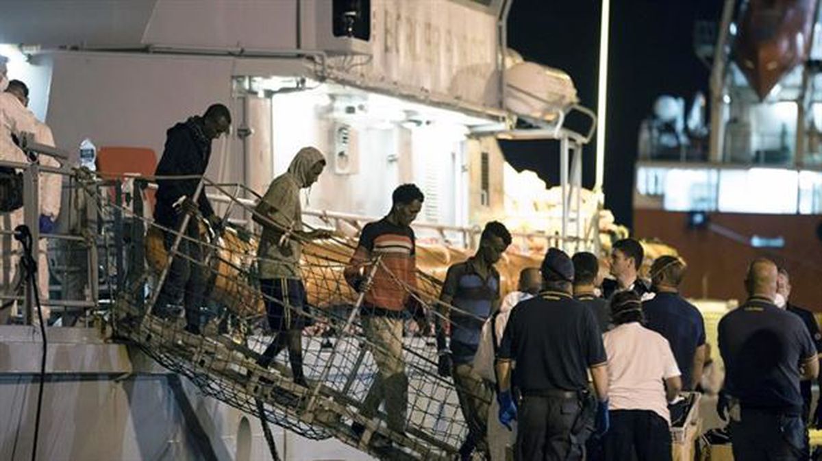 Migrantes en un puerto siciliano. EFE