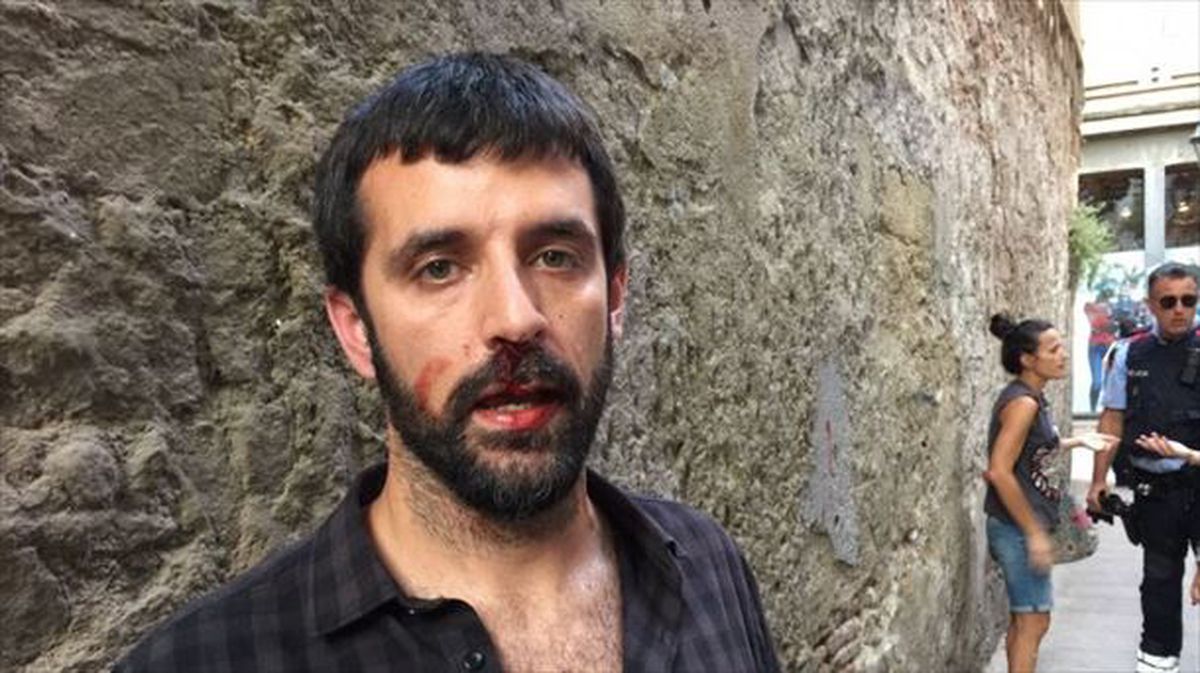 Polizia batek 'Gora Franco' oihu eginez eraso egin diola salatu du Jordi Borrasek