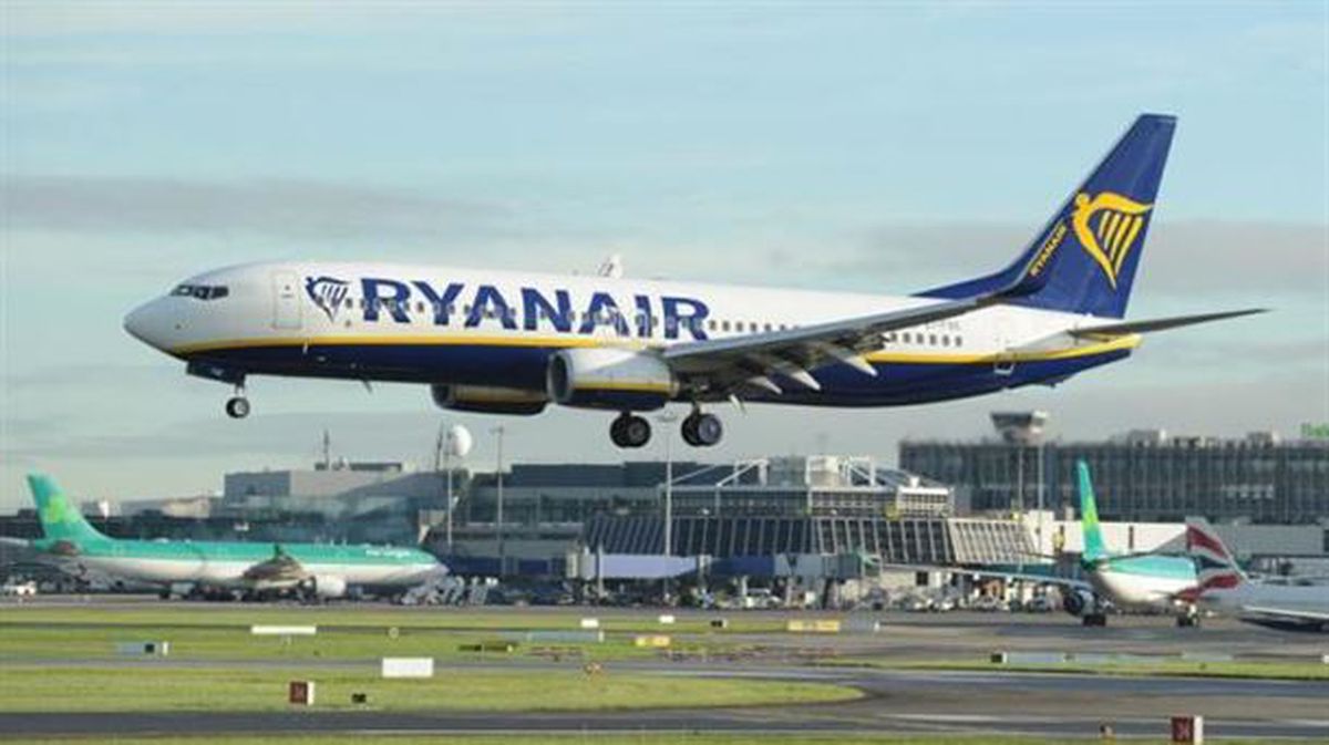 Un Boeing 737 de Ryanair en el aeropuerto de Dublin (Irlanda). Foto: EFE
