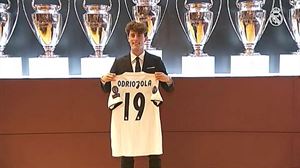El Real Madrid presenta a Álvaro Odriozola