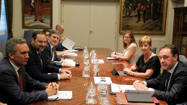 Reunión de ambas delegaciones en la sede del Ministerio de Fomento, en Madrid. Foto: EFE