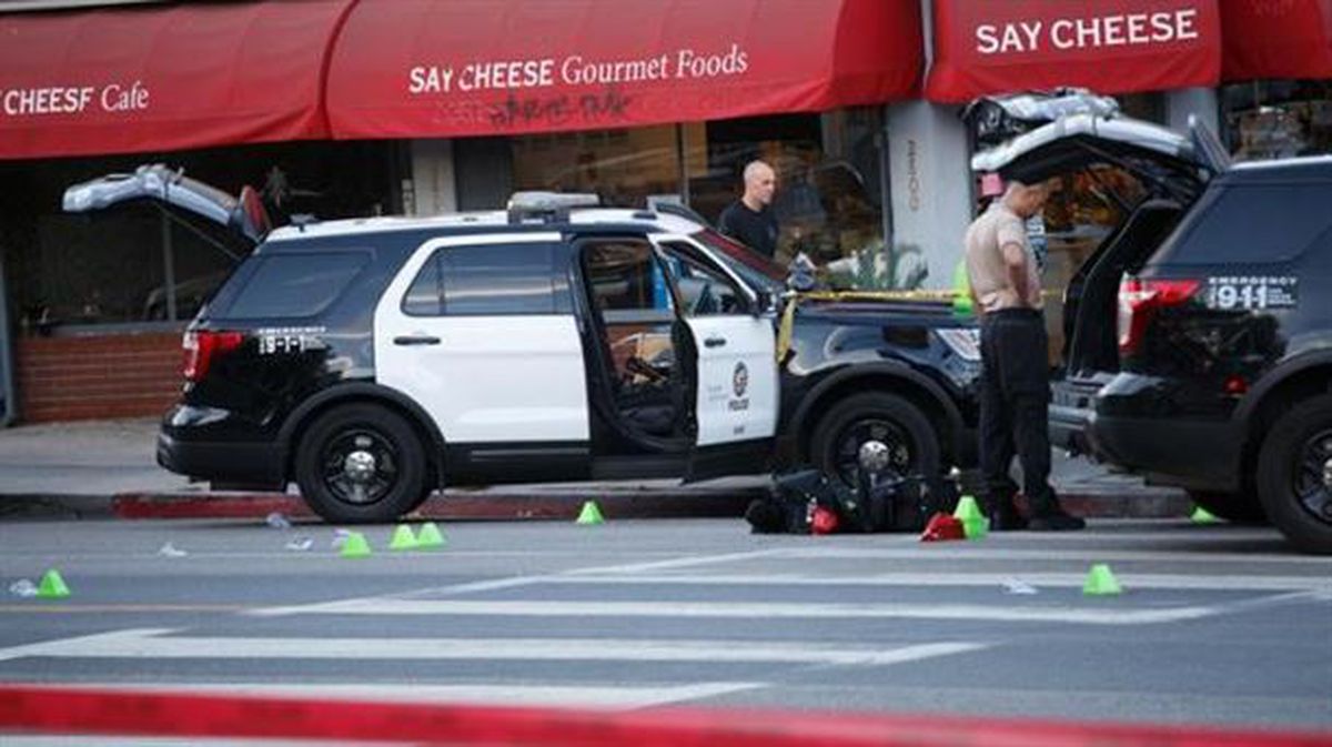 El joven huía de la Policía, cuando su coche chocó contra un supermercado. Foto: EFE. 