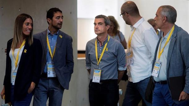 Miriam Nogueras junto a otros miembros del partido en la Asamblea Nacional del PDeCAT. EFE