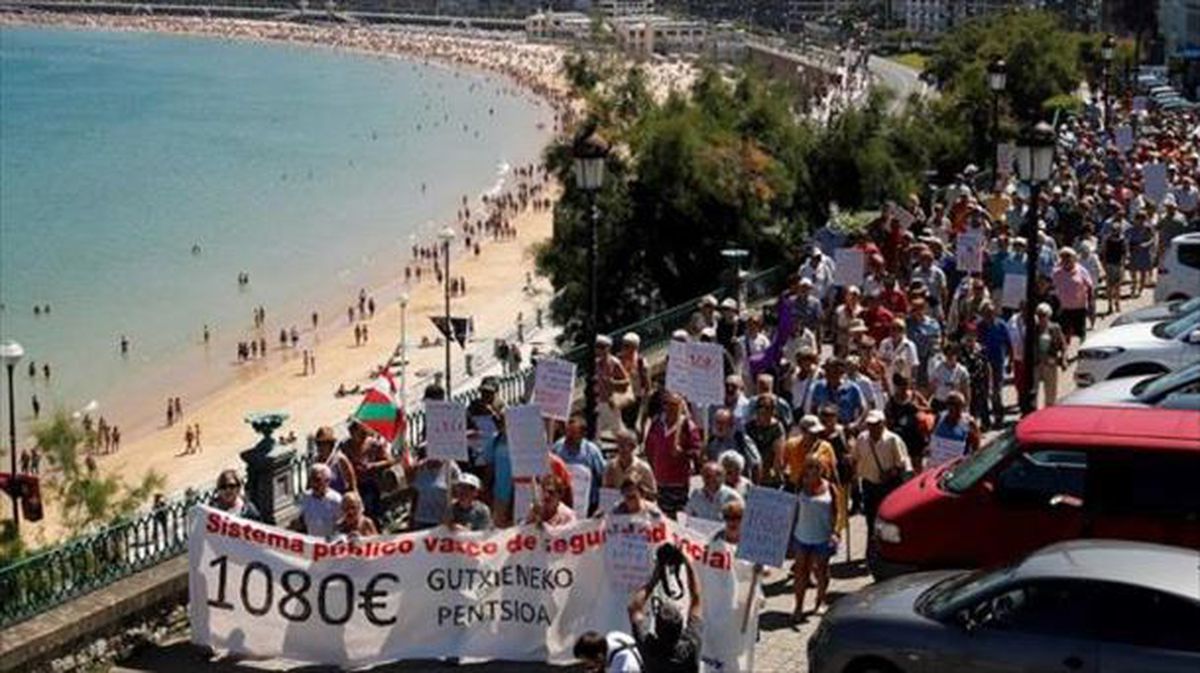 Marcha de pensionistas de Donostia-San Sebastián que ha trascurrido hasta el Palacio de Miramar. EFE